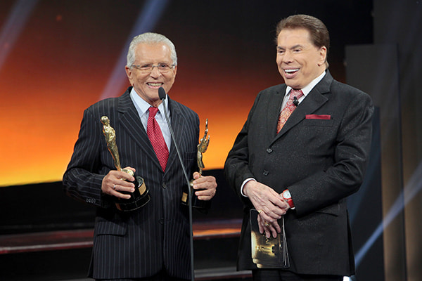 Carlos Alberto de Nóbrega ao lado de Silvio Santos no palco do Troféu Imprensa 2018