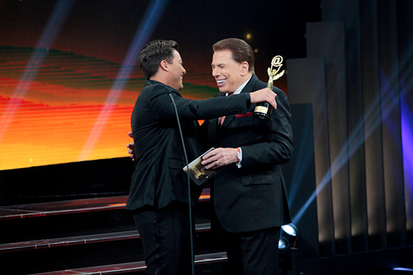 Wesley Safadão e Silvio Santos se abraçando no Troféu Imprensa