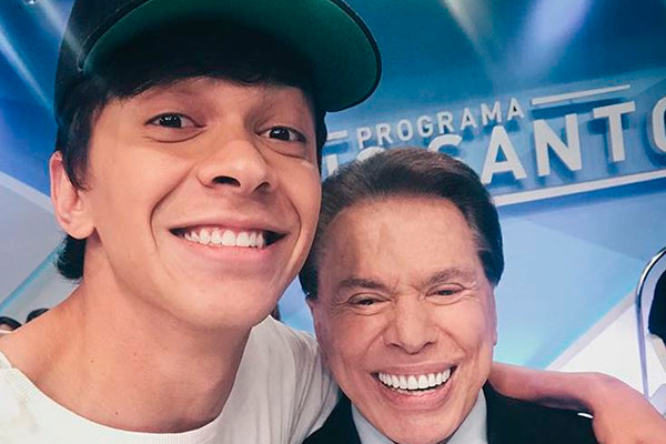 Cocielo posa ao lado do apresentador Silvio Santos