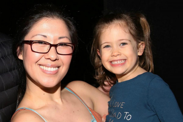 Ruthie Ann Miles sorri ao lado da filhinha que morreu