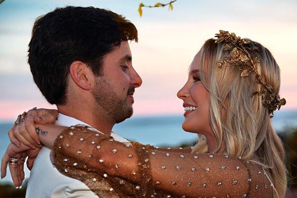 Claudia Leitte e o marido posam se beijando em foto romântica