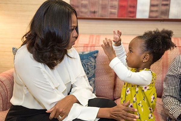 michelle obama ao lado da pequena Parker