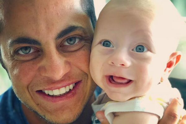 Thammy posa ao lado do sobrinho sorrindo