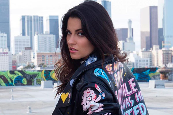 Maite Perroni posa com jaqueta jeans para campanha 