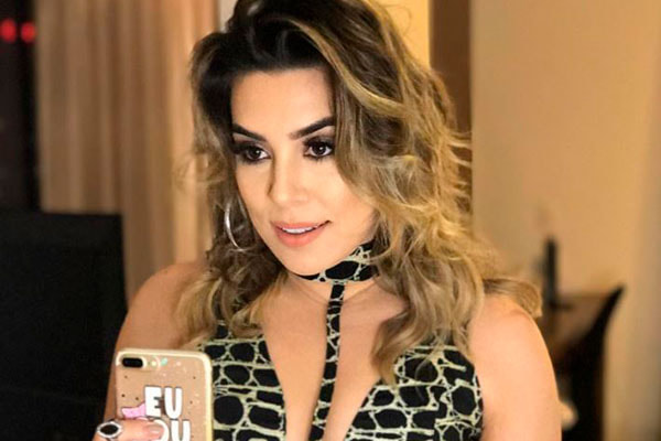 Naiara Azevedo faz selfie em frente ao espelho 