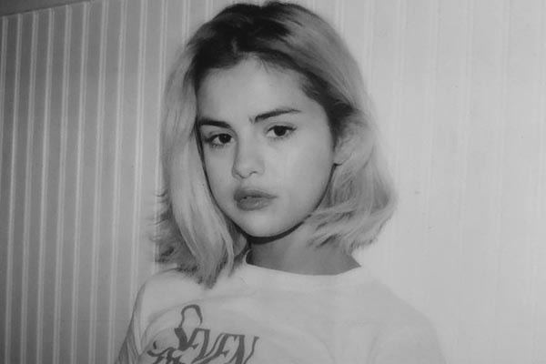 selena gomez posa para foto com o cabelo curto