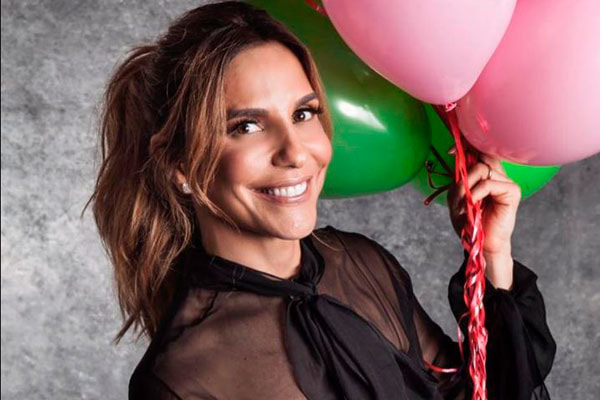 Ivete Sangalo posa segurando bexigas coloridas 