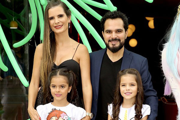 Luciano Camargo com a esposa Flávia Fonseca e as filhas gêmeas Isabella e Helena