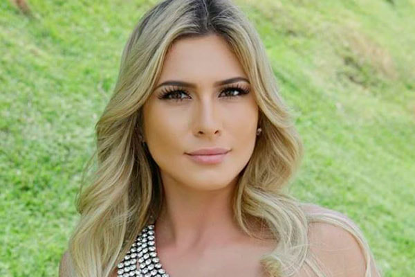 Livia Andrade posa maquiada