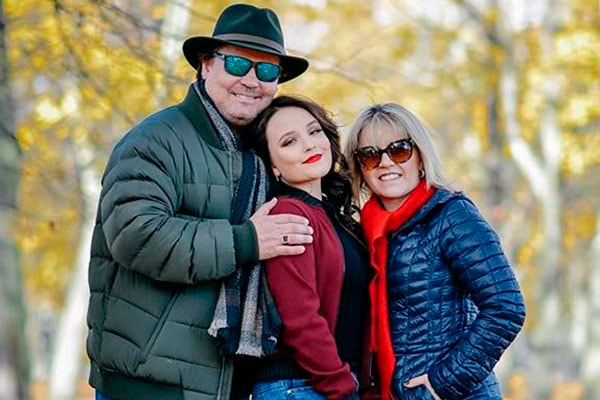 Larissa Manoela posa com os pais durante viagem a Paris 