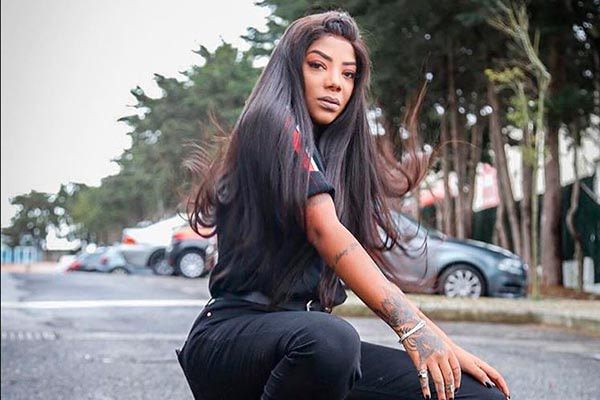 Ludmilla posa com cabelo longo e preto na altura da cintura