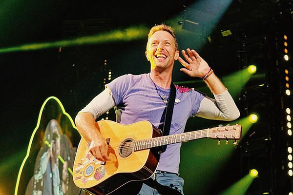 chris martin tocando violão durante show