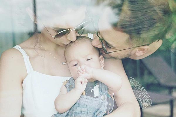 junior lima ao lado de monica benini segurando o filho otto