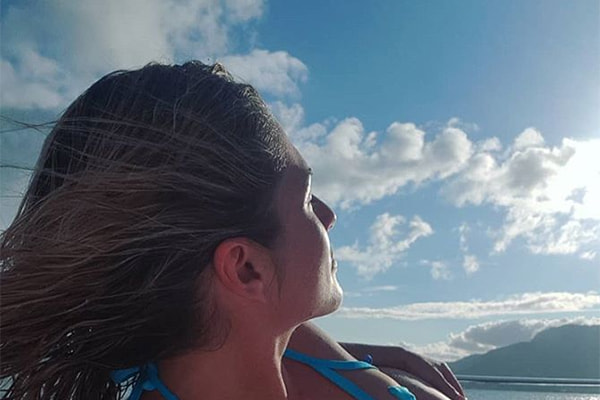 Lívia Andrade meditando
