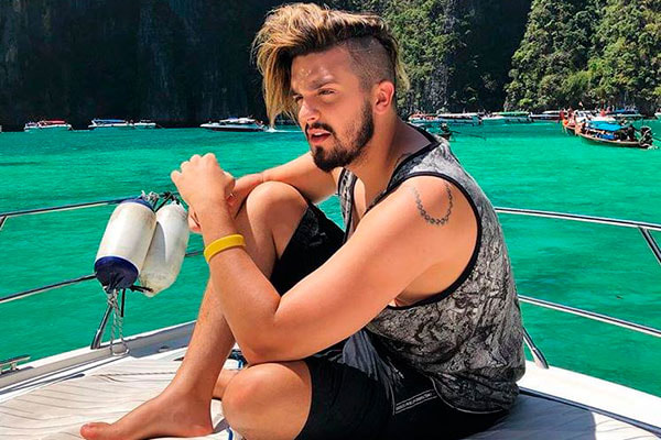 Luan Santana posa em barco durante viagem 