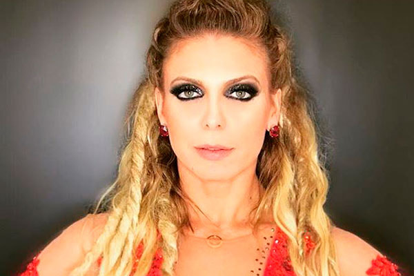Sheila Mello posa maquiada em foto 