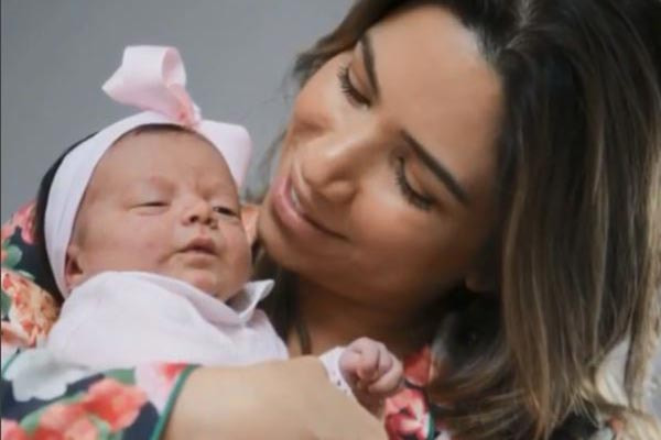 patricia sorrindo segurando jane com poucos dias de vida