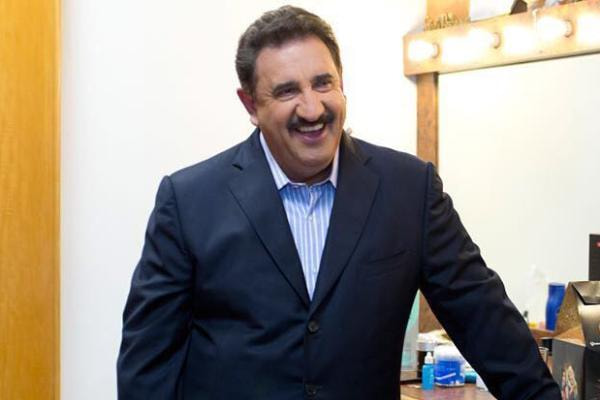 Ratinho posta em seu Instagram foto antiga e imponente com animal