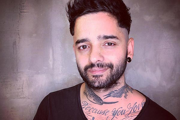 lucas fresno com camiseta gola v expondo suas tatuagens