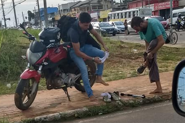 Homem trocando tênis com malabarista