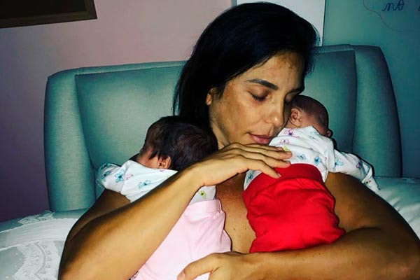 Ivete Sangalo aparece segurando as gêmeas no colo 