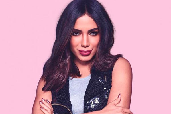 Anitta aparece morena e com cabelos lisos em foto 