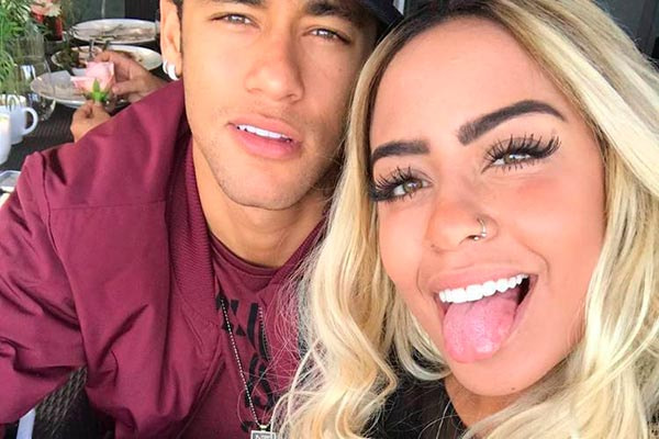 Neymar e Rafaella posam juntos e abraçados