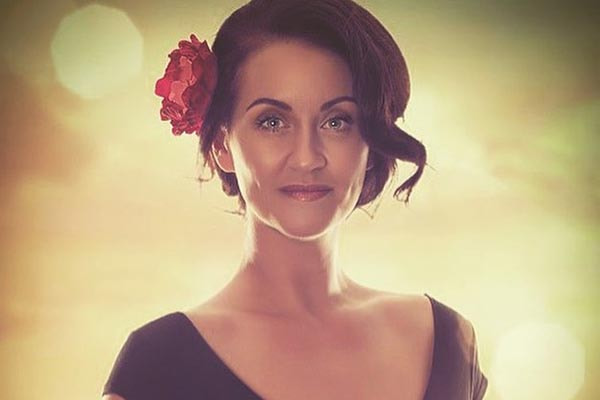 riona kelly com uma rosa no cabelo no estilo espanhola 
