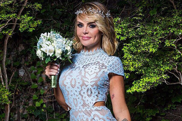 Valentina Francavilla posa segurando buquê vestida de noiva em seu casamento
