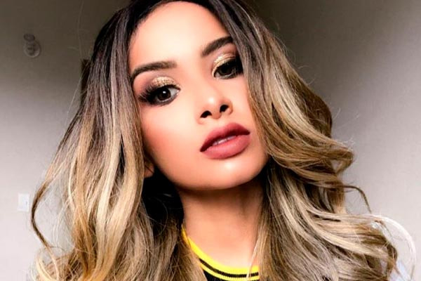 Nara Almeida posa maquiada para foto 
