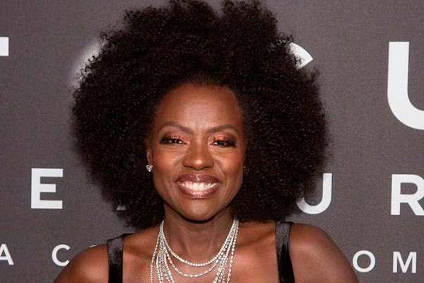 Viola Davis aparece sorrindo em foto 