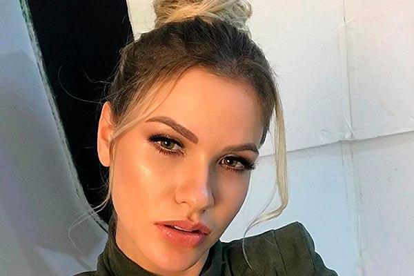 Andressa Suita posa maquiada para foto 