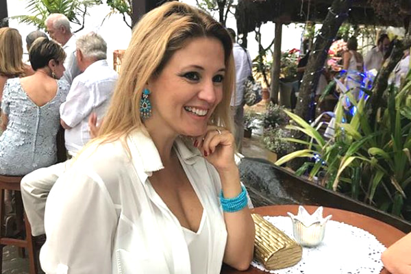 Patrícia de Sabrit sorri sentada em restaurante