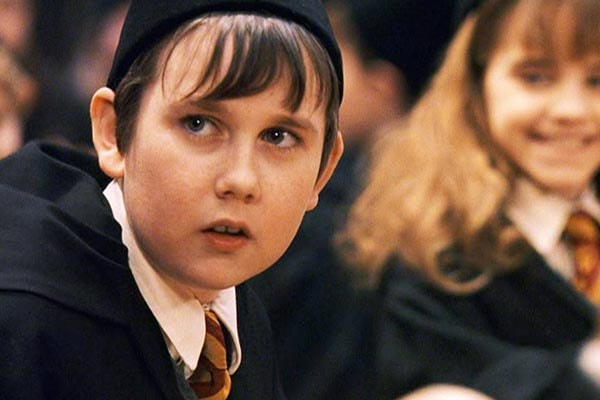 neville longbottom na mesa de hogwarts