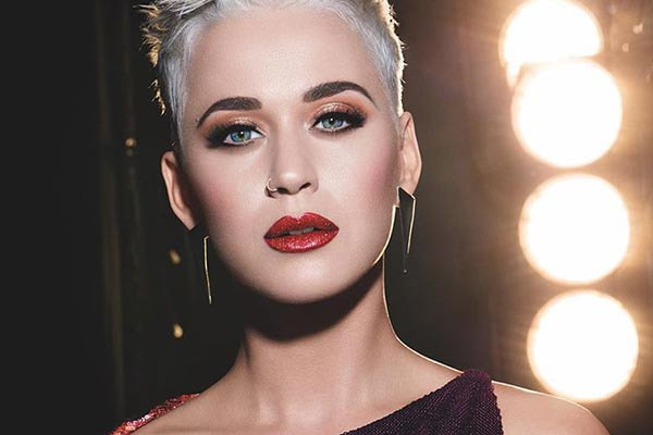 katy perry de cabelo curto e cara séria