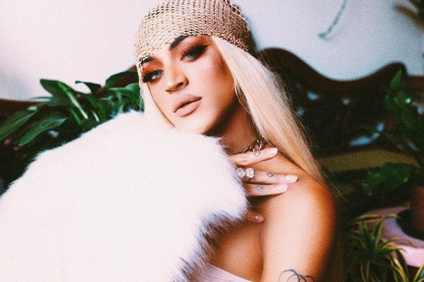 Pabllo Vittar posta vídeo mostrando curativos misteriosos no rosto