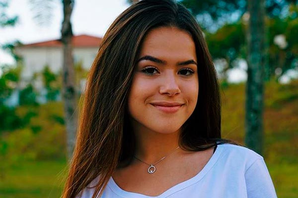 Maisa Sila aparece com blusa branca em foto 