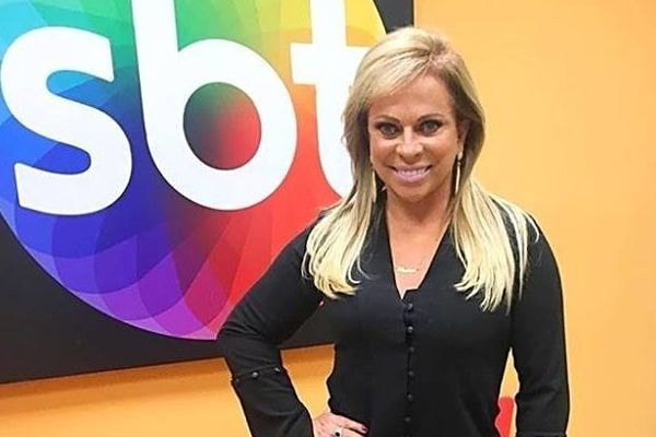 Em foto íntima com pets, Christina Rocha mostra amor pelos cães