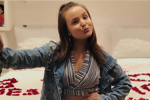 Larissa Manoela posando em fotografia no Instagram