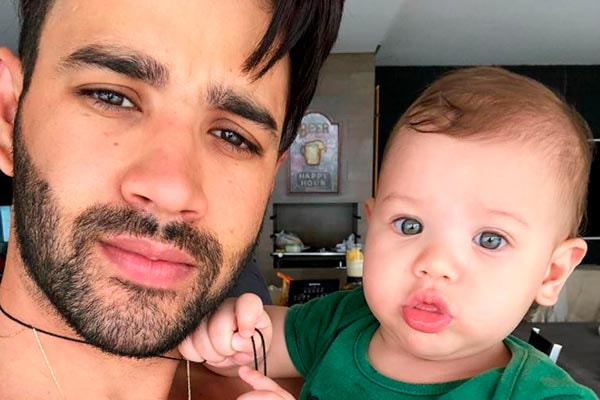 Gusttavo Lima aparece com o filho