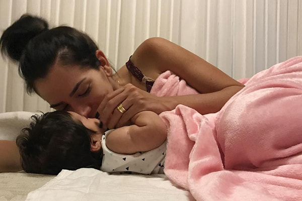 Bebê da Adriana Sant´Anna sendo abraçado pela mãe