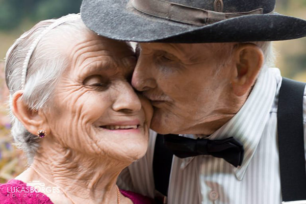 Casal idoso se beijando em ensaio fotográfico que emocionou a web