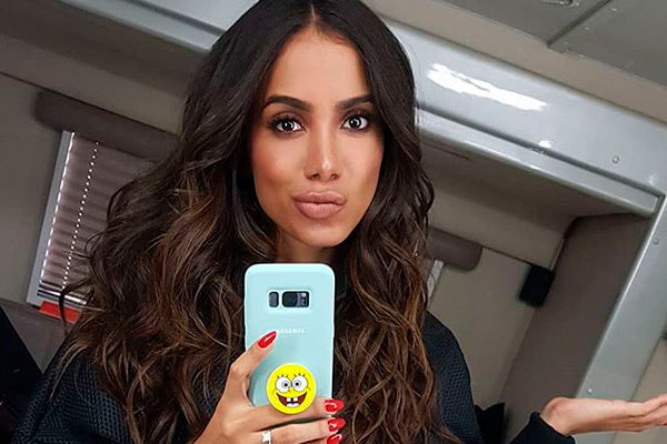 Anitta posa maquiada em foto selfie 