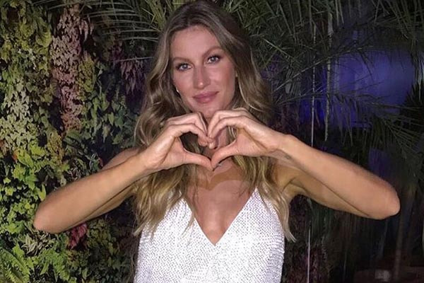 gisele fazendo coração com as mãos