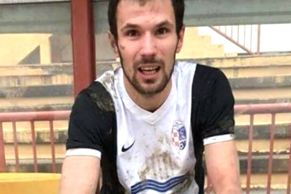 Bruno Boban com o uniforme sujo depois do jogo