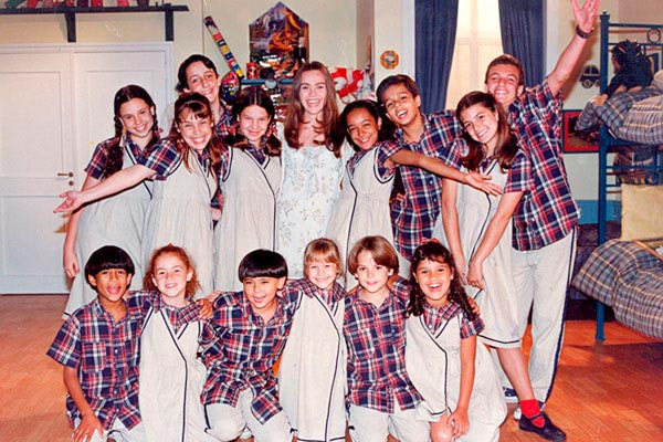 Elenco de Chiquititas posam junto durante gravação 