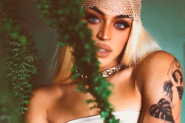 Pabllo Vittar posa maquiada durante gravação de clipe 