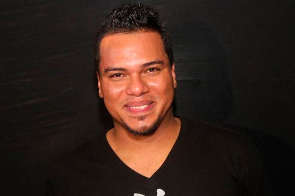 Bruno posa sorrindo para foto 