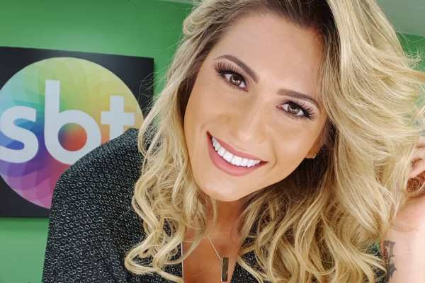 Lívia Andrade aposta em look coladinho, midi, alaranjado e arrasa