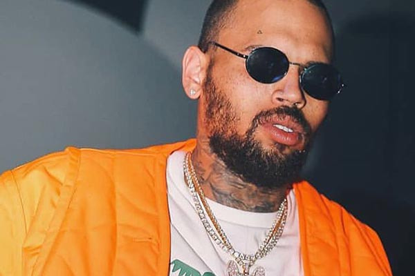 chris brown de óculos escuros